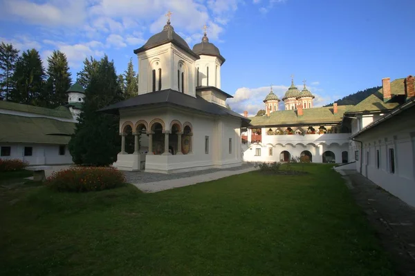 Niski kąt ujęcia historycznego klasztoru Synaj w Rumunii, Europa pod zachmurzonym niebem — Zdjęcie stockowe