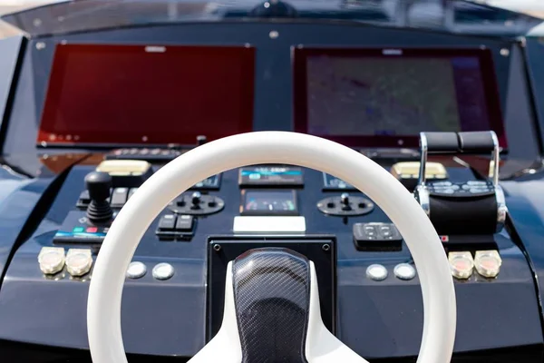 Close-up van het roer van een modern jacht in de brug van de kapitein — Stockfoto