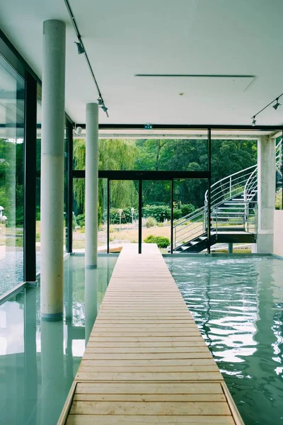 편안 한 실내 공간 이 있는 시원 한 수영장 방 이 편히 쉬는 날에 완벽하다 — 스톡 사진