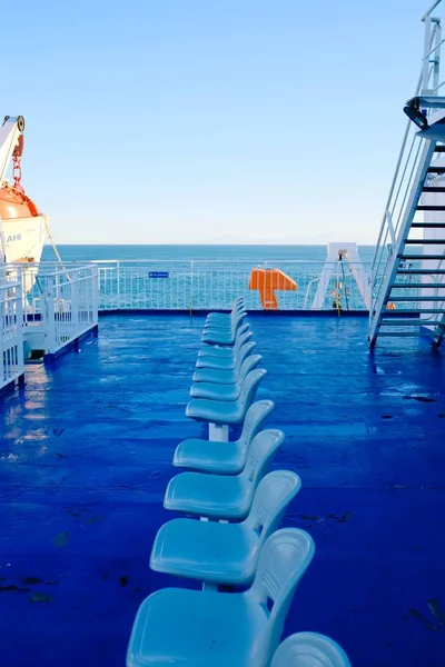 Tiro vertical de un barco en el hermoso océano tranquilo bajo el fascinante cielo — Foto de Stock