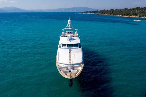 Aufnahme einer weißen Luxusjacht auf ruhiger See — Stockfoto