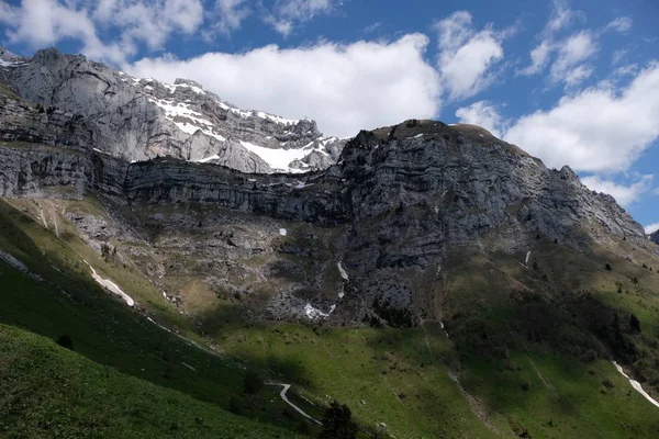 Svájci Alpokban borított zöld és felhő árnyékok alatt a kék ég közelében a francia határ — Stock Fotó