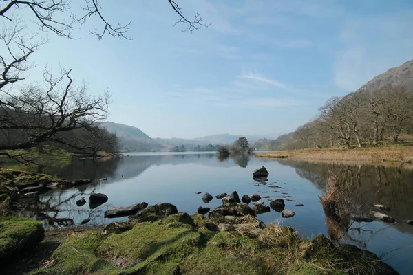 Paysage du lac Rydal entouré d'arbres et de montagnes réfléchissant sur l'eau en Angleterre — Photo