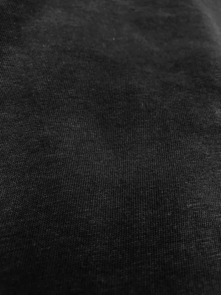 Vertical close-up tiro do pano de uma camisa capturada em preto e branco — Fotografia de Stock