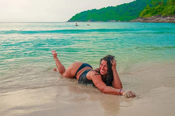 Una Attraente Donna Russa Che Rilassa Freedom Beach Patong Phuket — Foto Stock