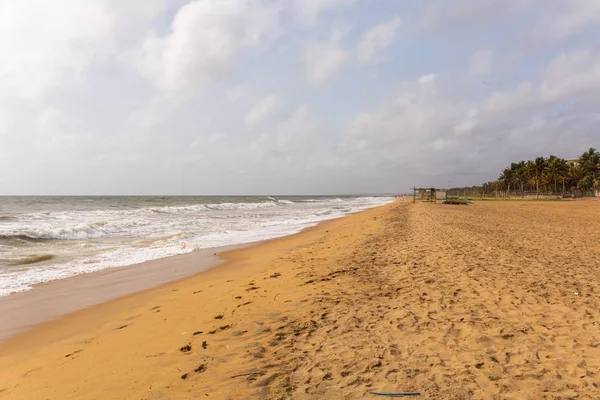 Belo tiro das ondas calmas do oceano que se movem em direção à costa arenosa no Sri Lanka — Fotografia de Stock
