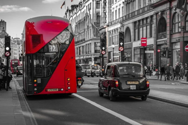 Londra taksisi ve çift katlı — Stok fotoğraf