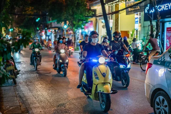Emberek csoportja maszk lovaglás hűvös motorkerékpárok Hanoi, Vietnam — Stock Fotó