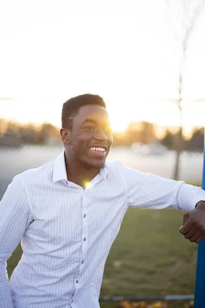 Verticaal schot van een man tijdens het glimlachen — Stockfoto