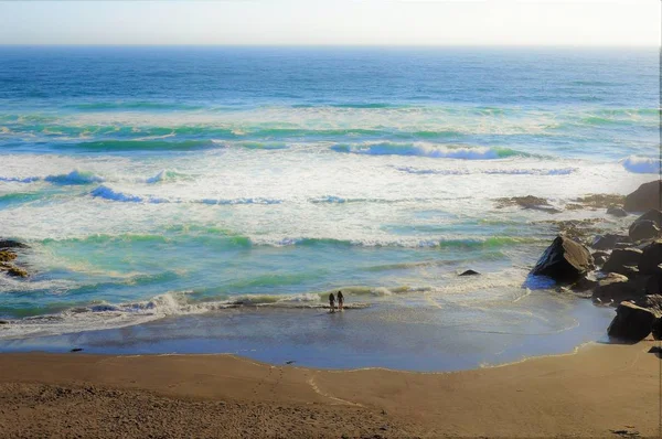 완벽 한 휴가 풍경을 만들어 내는 해변을 향해 움직이는 아름다운 바 다 파도의 사진 — 스톡 사진