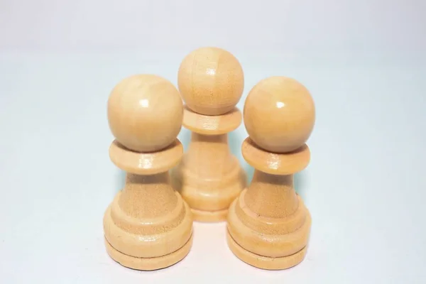 Piezas de ajedrez de madera sobre un fondo blanco — Foto de Stock