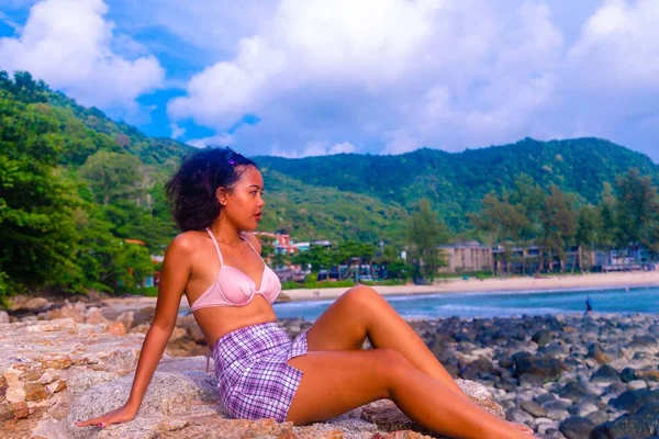 Piękne Ujęcie Kobiety Siedzącej Skale Cieszącej Się Ładną Pogodą Plaży — Zdjęcie stockowe