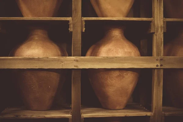 Oude vintage keramische vaas op een houten plank — Stockfoto