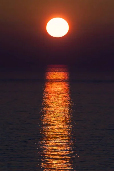 Eine Vertikale Aufnahme Der Untergehenden Sonne Die Das Wasser Der — Stockfoto