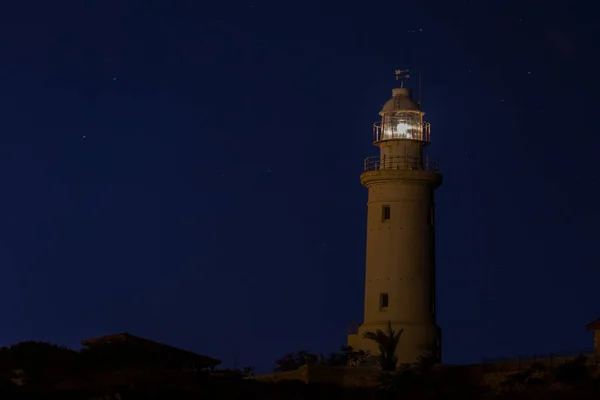 Belo Farol Uma Colina Capturada Noite Chipre — Fotografia de Stock