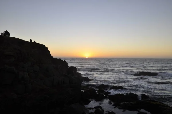 Lindo tiro do pôr do sol de tirar o fôlego sobre o oceano calmo durante a noite — Fotografia de Stock