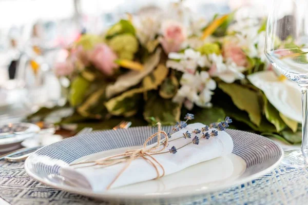 Hermosa mesa con servilletas plegadas y decoraciones florales —  Fotos de Stock