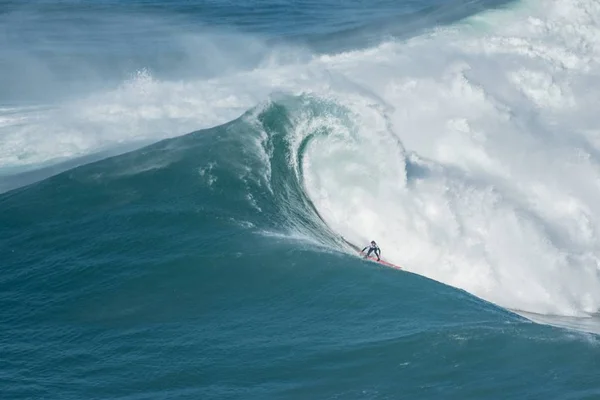 Nazar Portugal Dezembro 2019 Surfista Apanhar Alta Onda Oceano Atlântico — Fotografia de Stock