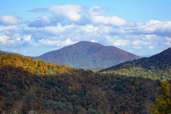 Uma Bela Paisagem Altas Montanhas Com Muitas Árvores Coloridas — Fotografia de Stock