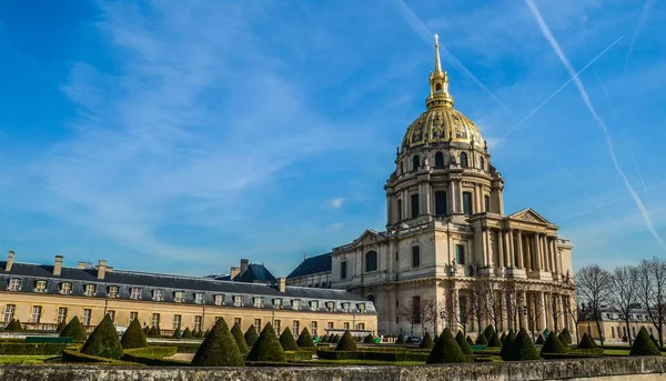 Krásný výhled na muzeum Les Invalides pod jasně modrou oblohou zachycenou v Paříži ve Francii — Stock fotografie