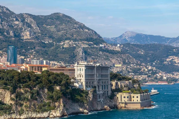 Знаменитый Монако океанографический музей на борту океана и гор на заднем плане — стоковое фото