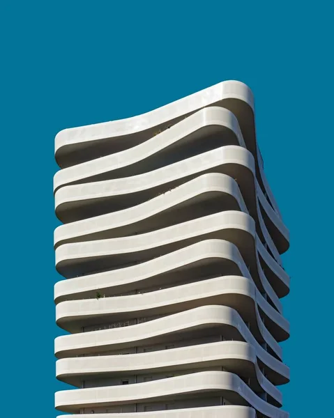 Fotografía vertical de bajo ángulo de un hermoso edificio blanco exótico bajo el cielo azul — Foto de Stock