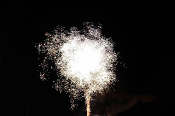 Beautiful shot of fireworks bursting in the night sky spreading a festive atmosphere — Stock Photo, Image