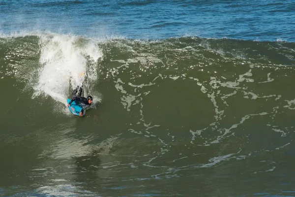 Nazar Portugalsko Srpna 2019 Surfař Jedoucí Zelené Oceánské Vodě Břehu — Stock fotografie