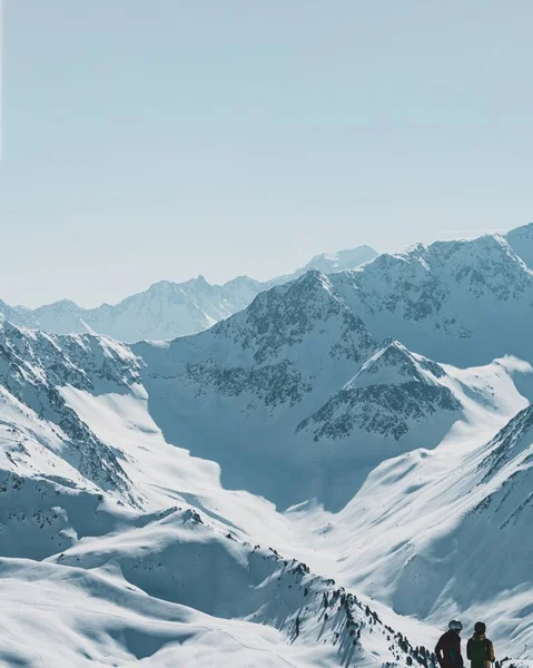 Verticale opname van de prachtige besneeuwde bergtoppen — Stockfoto
