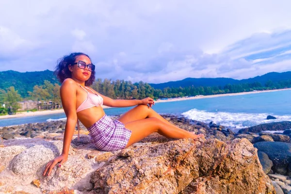 Beautiful Shot Female Sitting Rock Formation Enjoying Nice Weather Beach — 스톡 사진