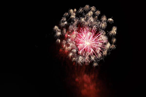Gyönyörű tűzijáték robbant az éjszakai égbolton, ünnepi hangulatot árasztva. — Stock Fotó