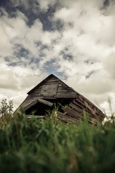 Vertical low angle shot of an abandoned hut in the City of Westminster, Abbey Road — Stock Photo, Image