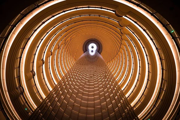 Interior da Torre Jin Mao com vista para cima a partir do lobby do Grand Hyatt Hotel, Xangai, China — Fotografia de Stock