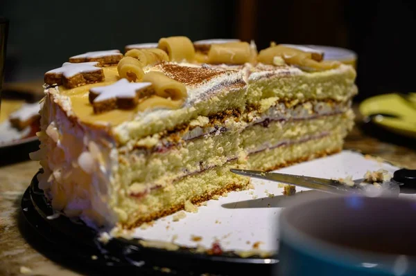 Крупним планом багатошаровий торт з прикрасами на тарілці з сервером торта на ньому — стокове фото
