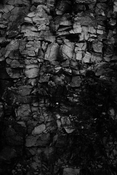 Pionowe ujęcie w skali szarości wielu skał na ziemi — Zdjęcie stockowe
