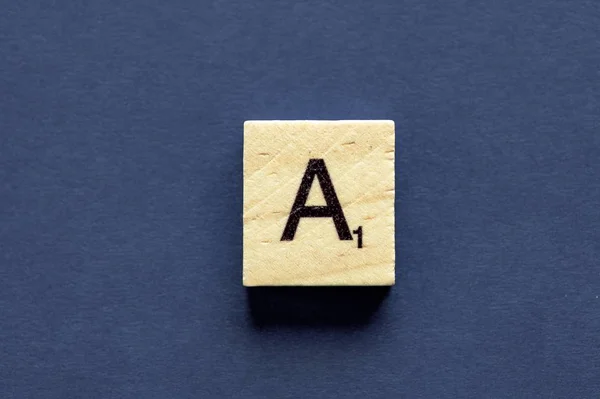 Carta A em um cubo de madeira de um jogo de tabuleiro wordplay — Fotografia de Stock