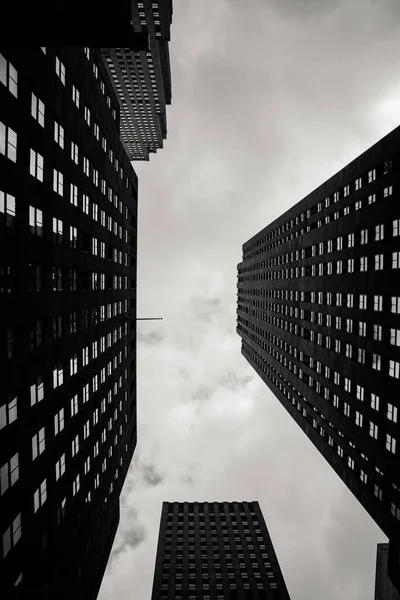 Arka Planda Bulutlu Bir Gökyüzü Olan Şehir Binalarının Dikey Düşük — Stok fotoğraf