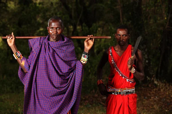 Tiro foco raso de reboque Africano machos segurando armas — Fotografia de Stock