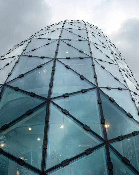 Tiro Vertical Baixo Ângulo Edifício Vidro Moderno Tocando Céu — Fotografia de Stock