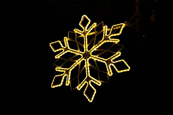Tiro Ângulo Baixo Floco Neve Feito Com Luzes Noite — Fotografia de Stock