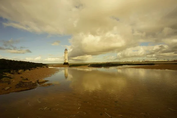 Faro New Brighton Circondato Dal Verde Sabbia Acqua Sotto Cielo — Foto Stock