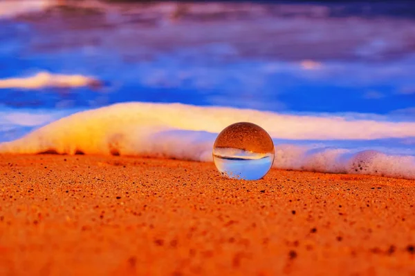 Primer Plano Una Esfera Transparente Una Playa Arena Naranja Espumosa —  Fotos de Stock