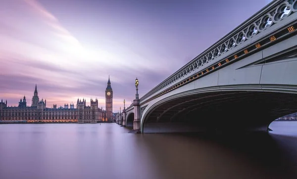 Lélegzetelállító felvétel London történelmi városáról az ősi építészetével és Temzéjével. — Stock Fotó