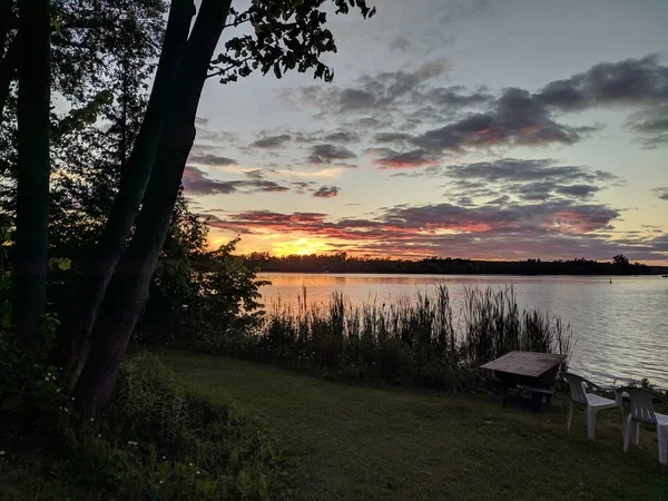 Blick Auf Einen See Umgeben Von Einer Grünen Landschaft Bei — Stockfoto