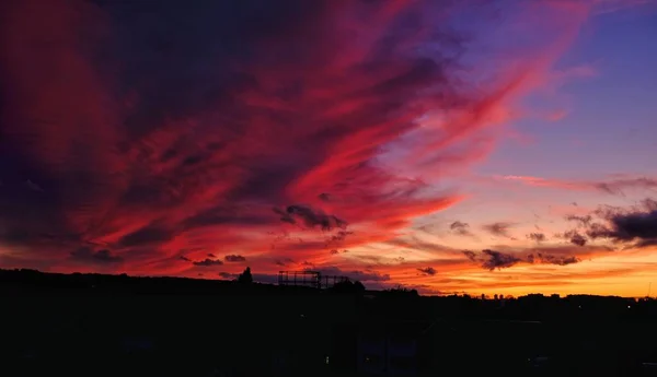 Cielo Sobre Ciudad Cubierto Colores Rosados Durante Puesta Del Sol — Foto de Stock