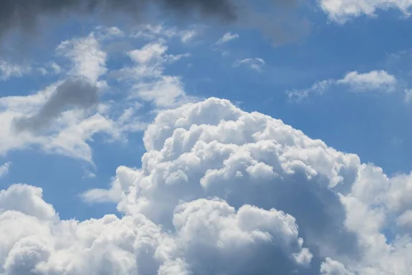 하늘색 하늘에 솜털같은 흰 구름 이 피어 오르는 모습 — 스톡 사진