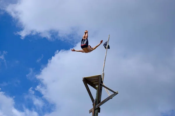 Red bull penhasco plataforma de salto mergulhador — Fotografia de Stock