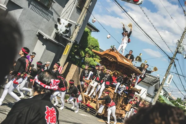 Män som kör helig mikoshi på Danjiri-matsuri religiös festival i Osaka, Japan — Stockfoto