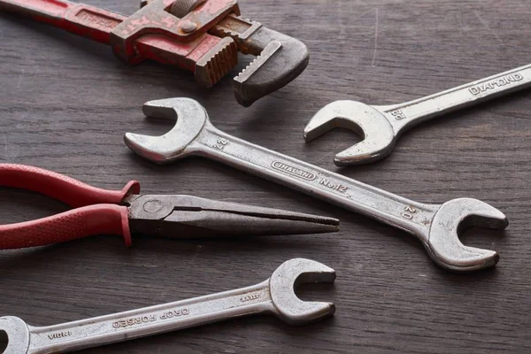 Una Vieja Llave Oxidada Primer Plano Madera — Foto de Stock