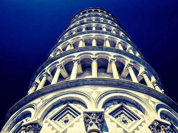 Una Toma Ángulo Bajo Famosa Torre Inclinada Pisa Con Fondo — Foto de Stock